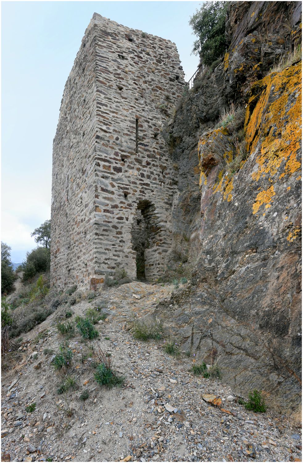 Vue de détail d’une de la tour carrée du pôle seigneurial.