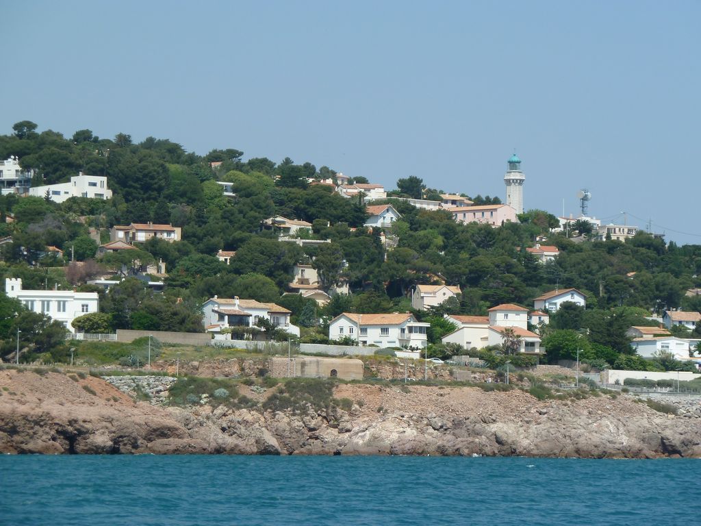 La colline du Mont Saint-Clair depuis la mer, au sud-ouest du phare Saint-Clair.