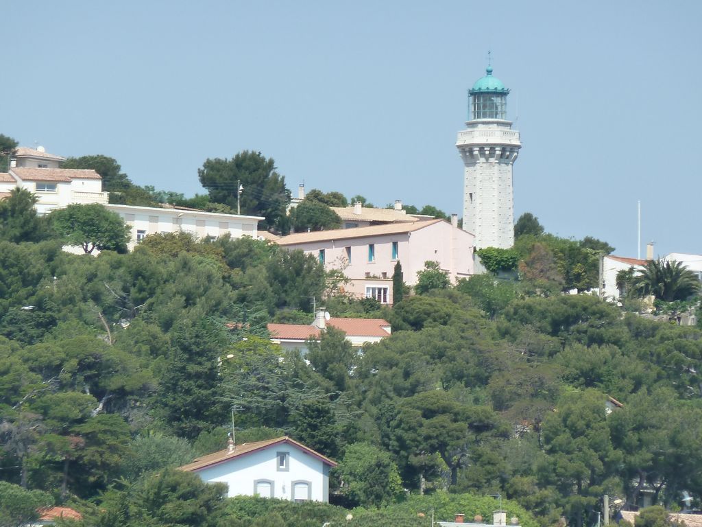 Le phare du Mont Saint-Clair depuis la mer. Côté sud-ouest.