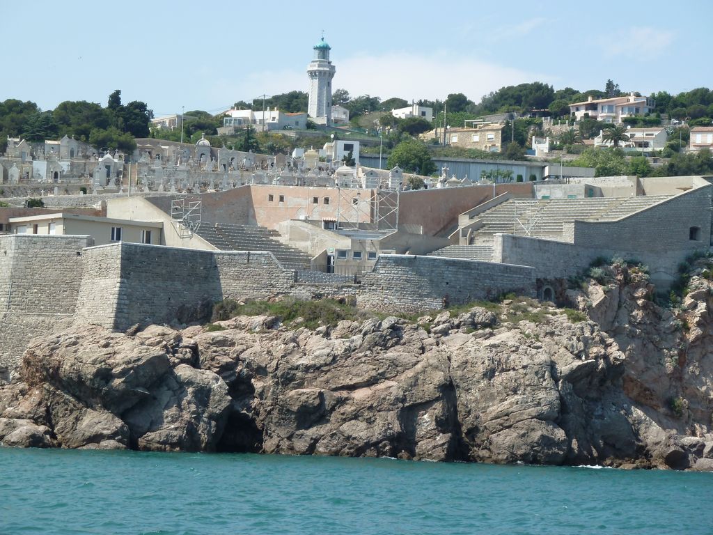 Le phare du Mont Saint-Clair, au dessus du cimetière marin et du fort Saint-Pierre (actuel théâtre de la mer).