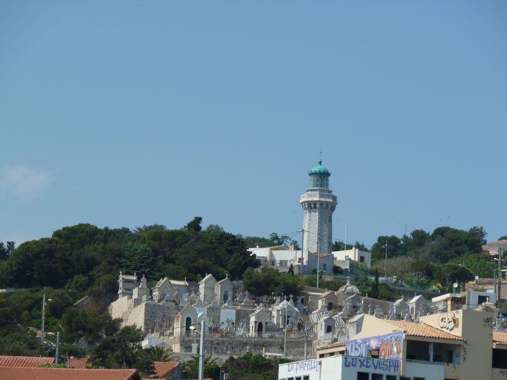 Le phare du Mont Saint-Clair, au dessus du cimetière marin.