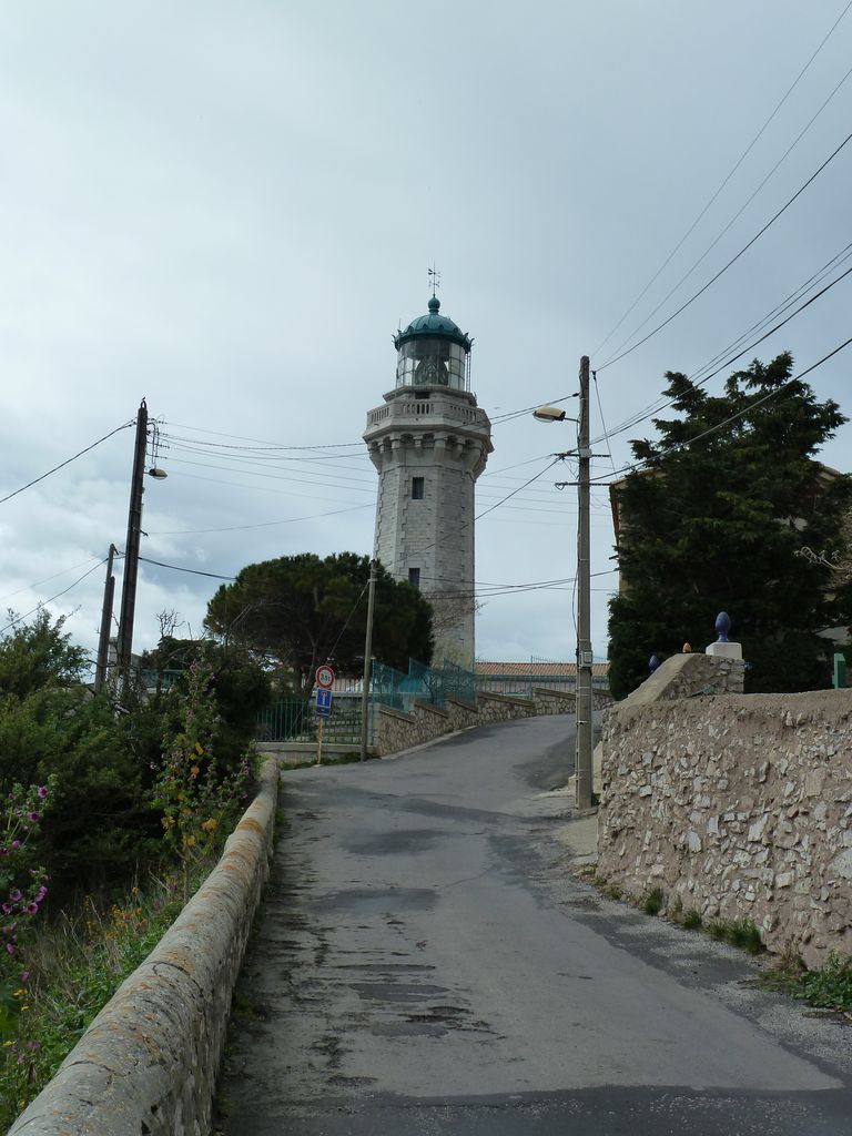 Enclos du phare du Mont Saint-Clair, clôture, jardin en terrasse, côté est.