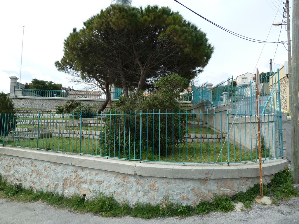 Enclos du phare du Mont Saint-Clair, clôture, jardin en terrasse, côté est.