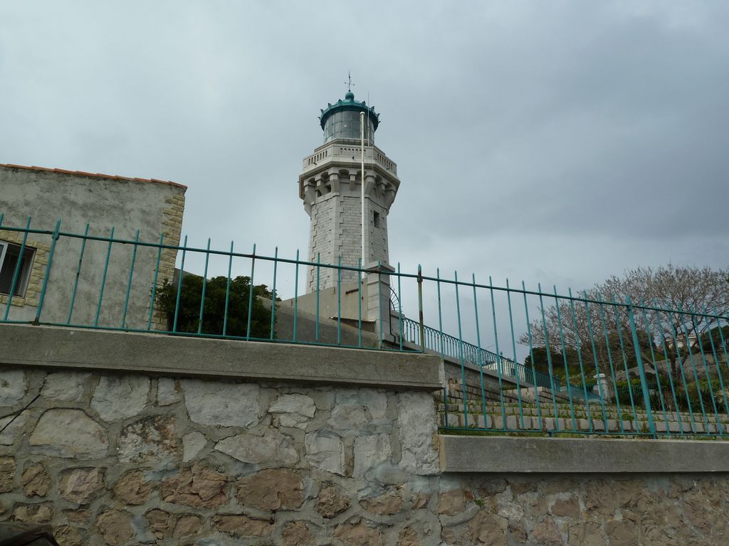 Enclos du phare du Mont Saint-Clair, clôture, jardin en terrasse, côté est.