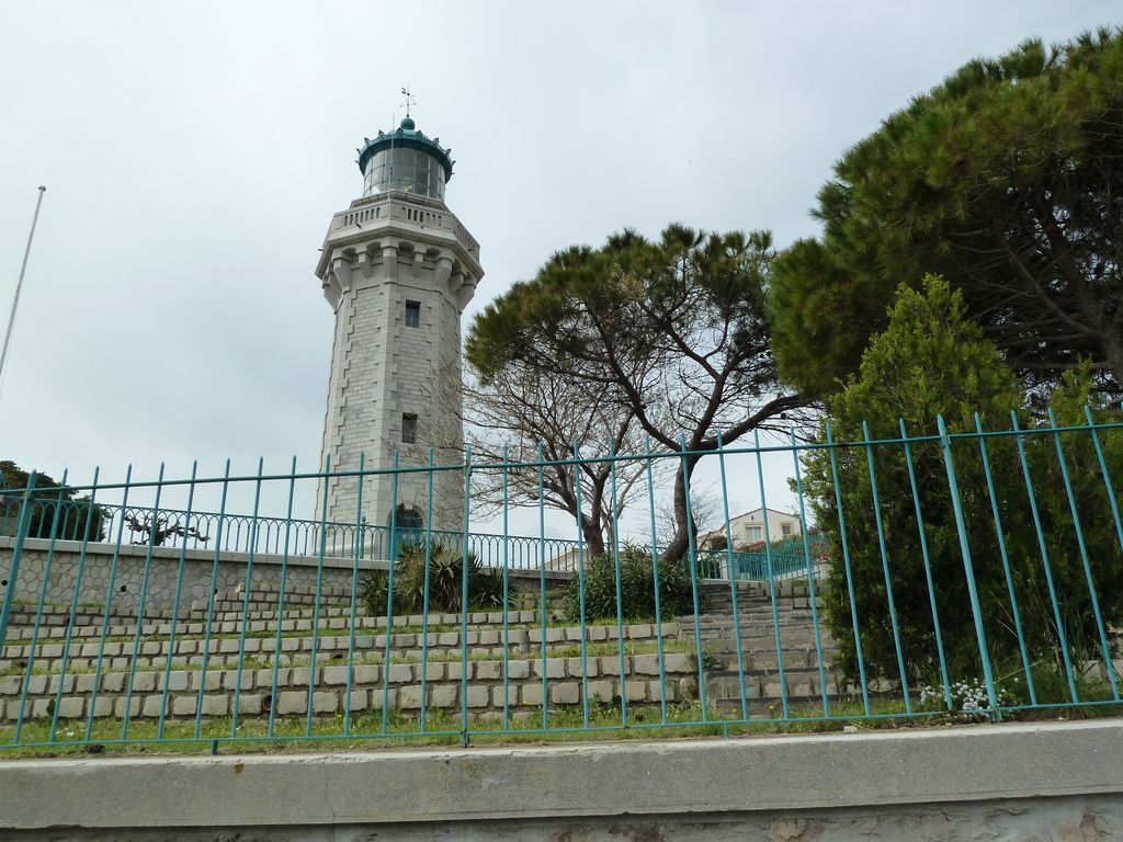 Enclos du phare du Mont Saint-Clair, clôture, jardin en terrasse, côté est.