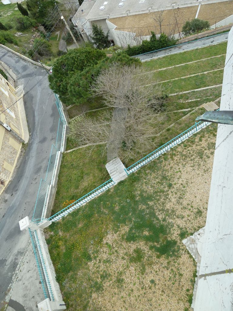 Enclos du phare du Mont Saint-Clair, clôture, jardin en terrasse vus depuis le sommet de la tour.