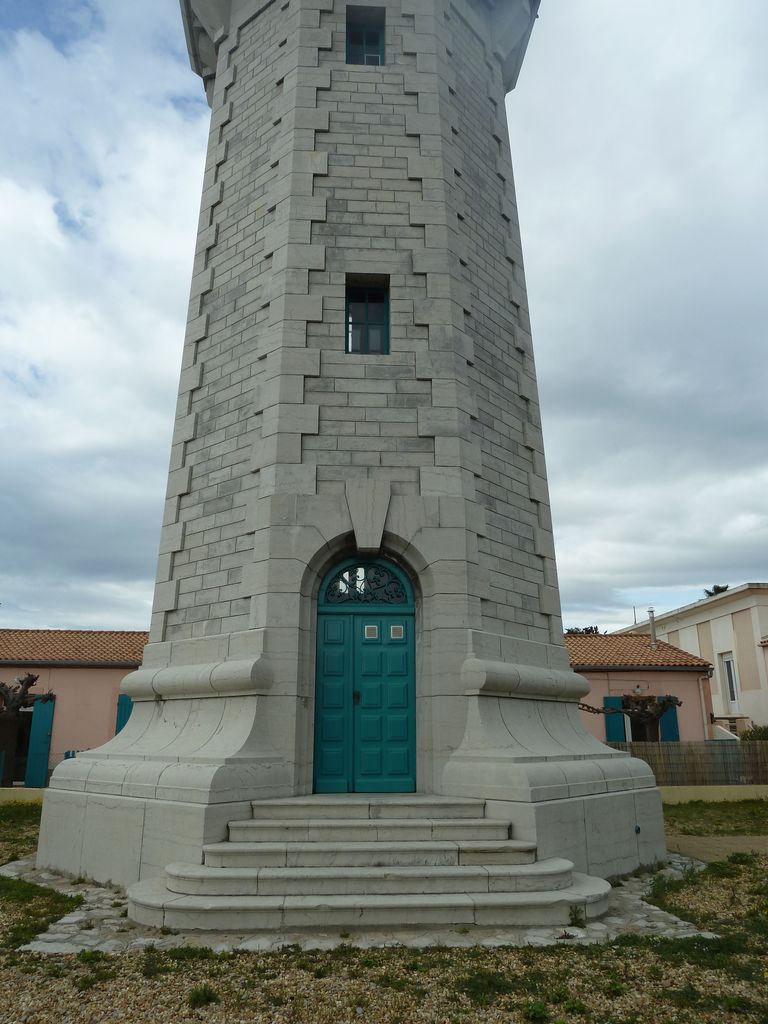 Vue du soubassement et de l’entrée de la tour.