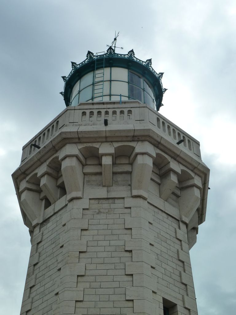 Partie haute de la tour et lanterne.