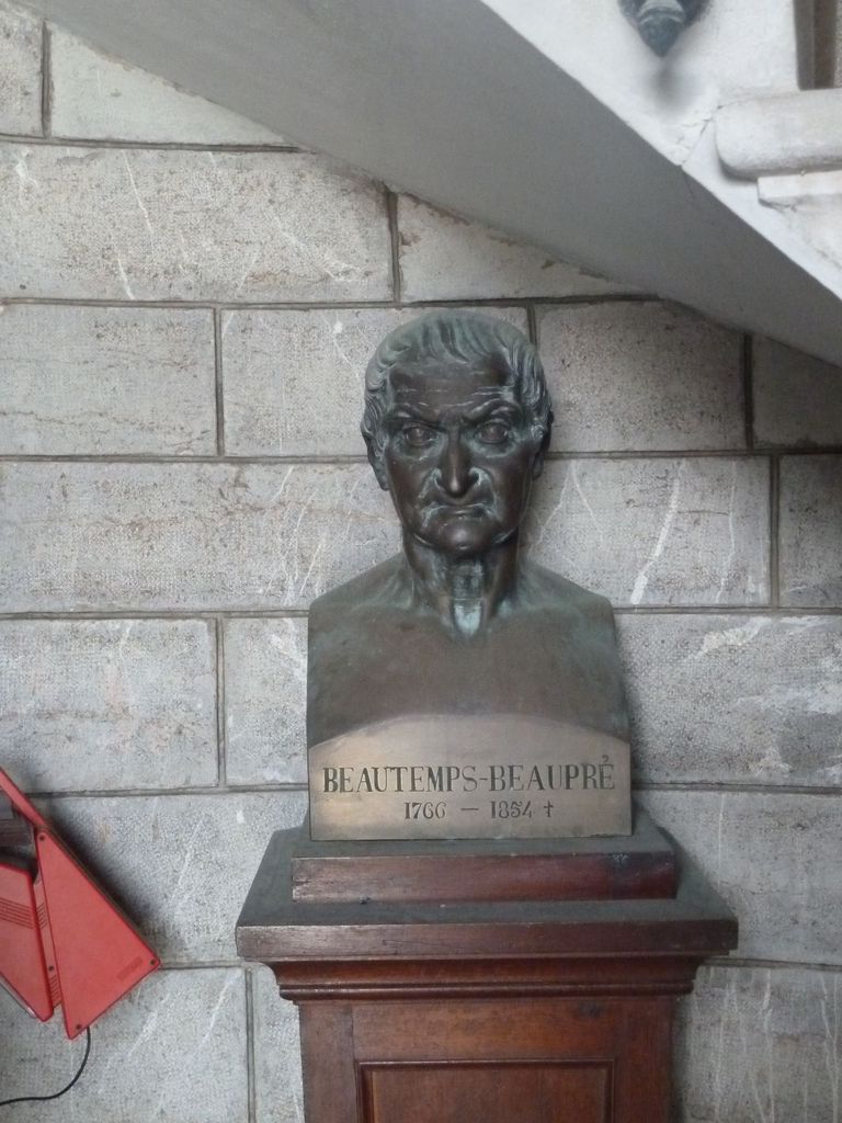 Le phare. La tour. Vestibule d’entrée. Buste de Charles Beautemps-Beaupré.