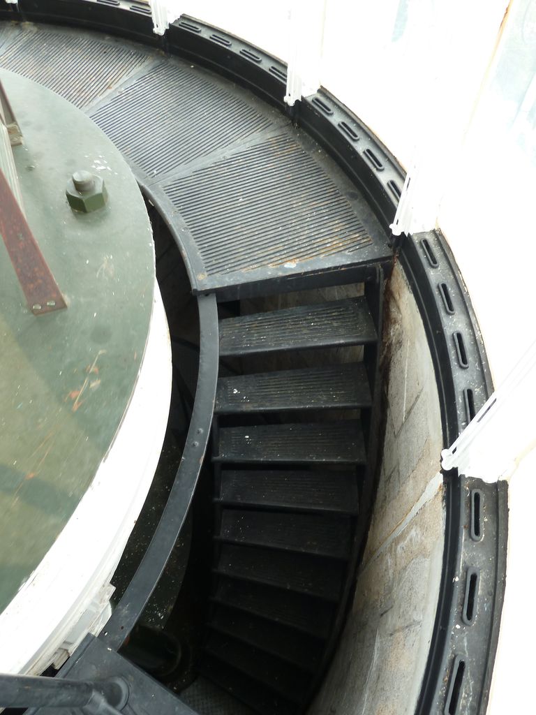 Le phare. Escalier métallique d’accès à la lentille.