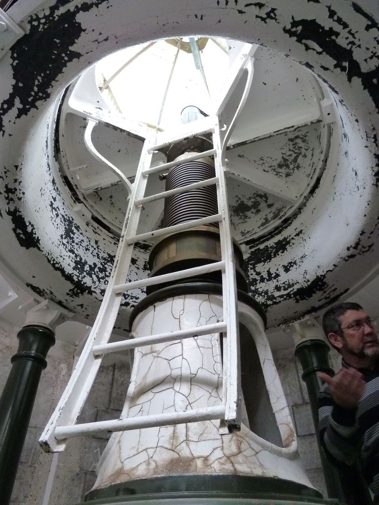 Le phare. L’appareil de rotation. Echelle permettant l’accès à l’intérieur de la lentille de Fresnel.