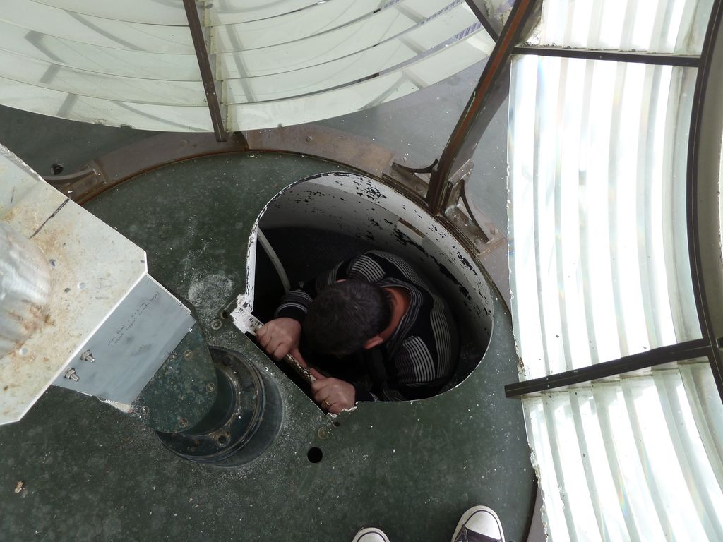 Le phare. L’appareil de rotation. Accès à l’intérieur de la lentille de Fresnel.