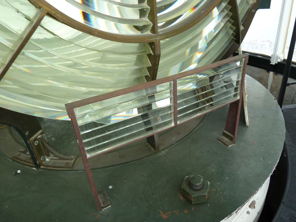 Le phare. La lentille de Fresnel et un système de secours.