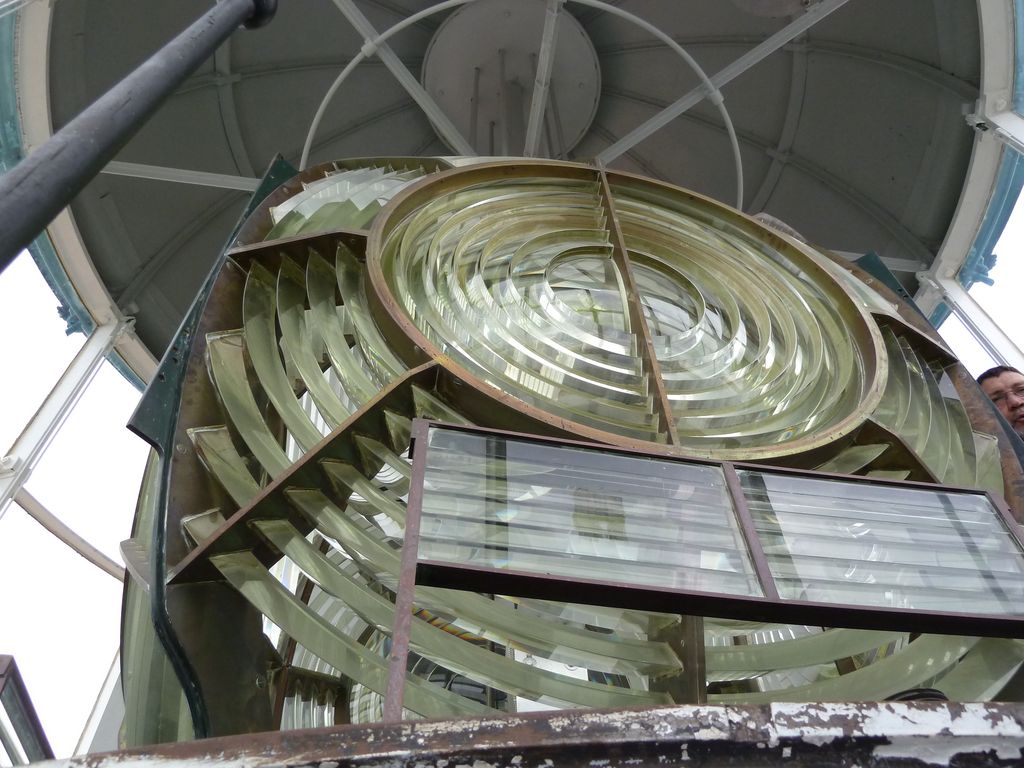 Le phare. La lentille de Fresnel et un système de secours.