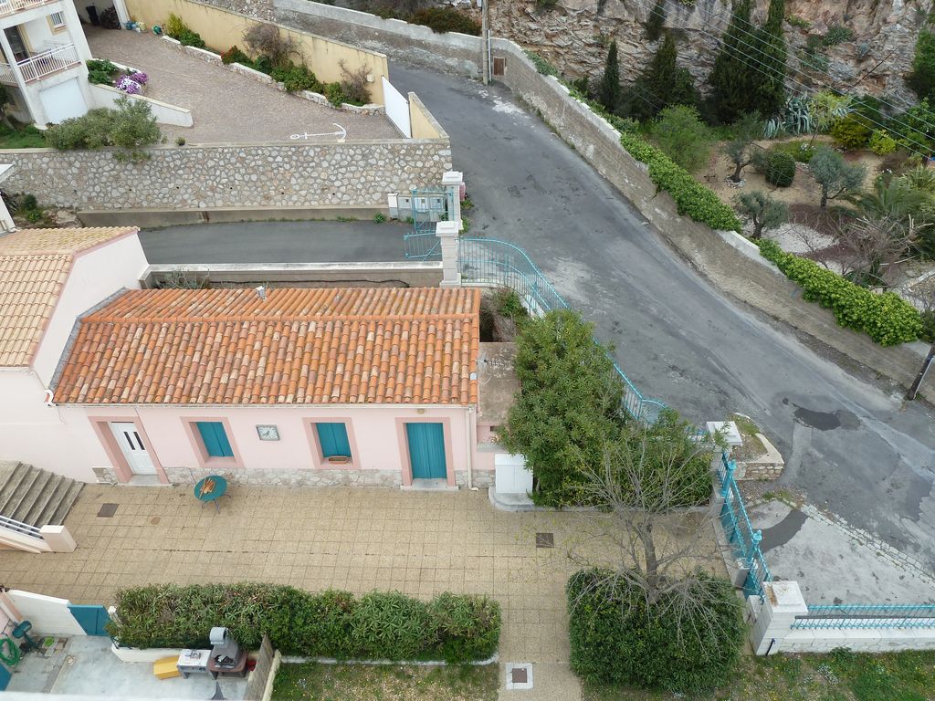 Les bâtiments annexes du phare : petite maison près du portail d’entrée.