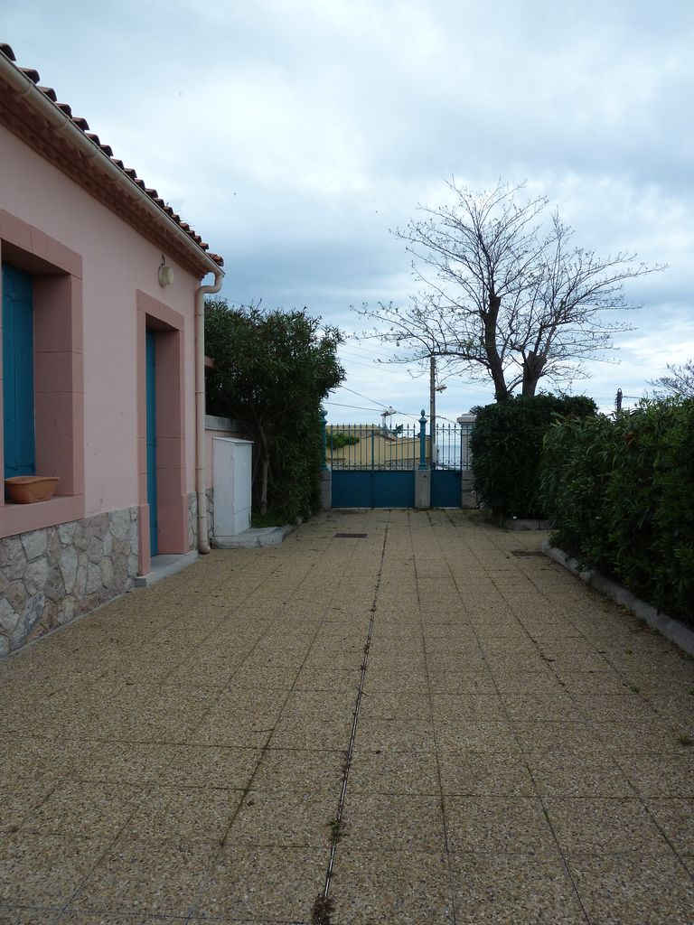 Les bâtiments annexes du phare : petite maison près du portail d’entrée.