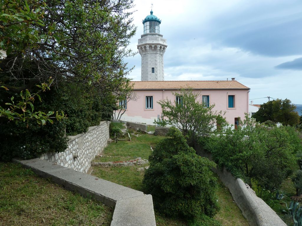 Derrière la maison du gardien, à l’ouest du terrain se développe un jardin en terrasse.