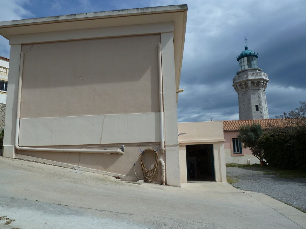 Les bâtiments annexes du phare : locaux techniques construits dans les années 1950.