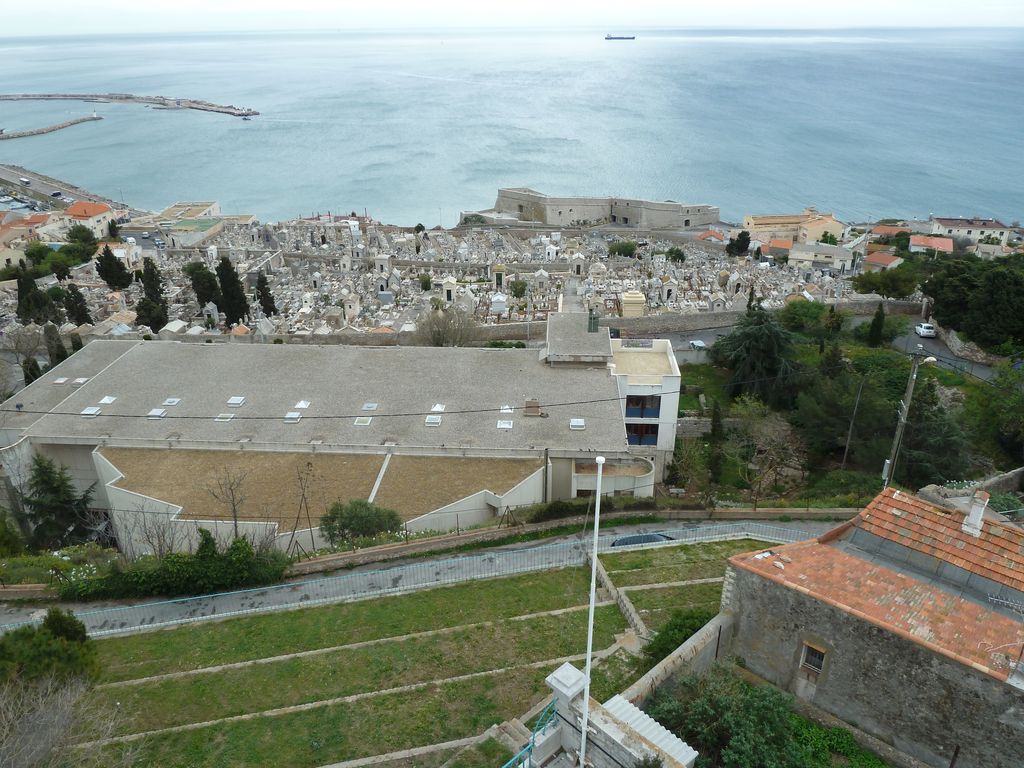 Depuis la plateforme de la lanterne du phare : le musée Paul Valéry et le cimetière marin.