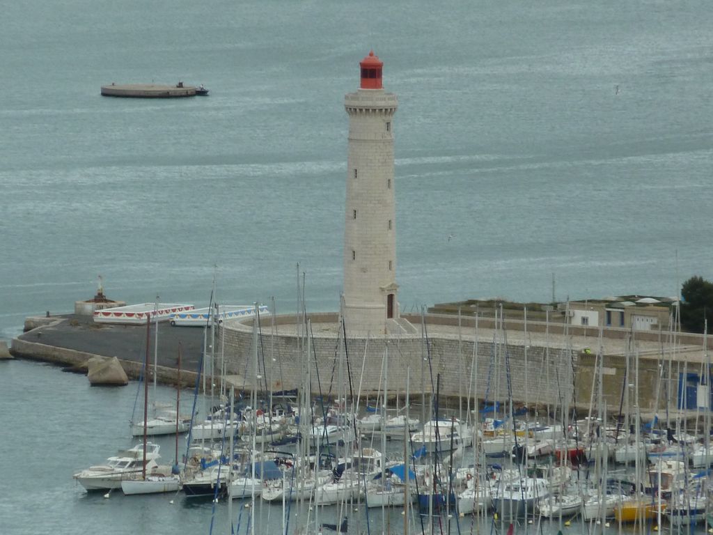 Depuis la plateforme de la lanterne du phare : le phare du môle Saint-Louis.