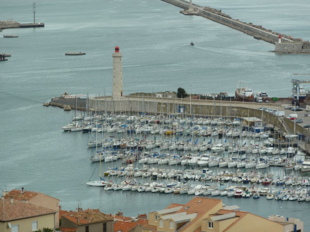 Depuis la plateforme de la lanterne du phare : le phare du môle Saint-Louis et le port de plaisance.