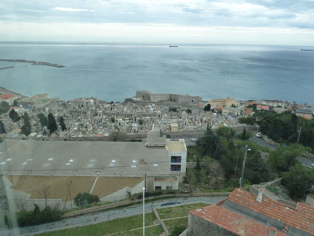 Depuis la plateforme de la lanterne du phare : le musée Paul Valéry, le cimetière marin et le fort Saint-Pierre (théâtre de la mer).