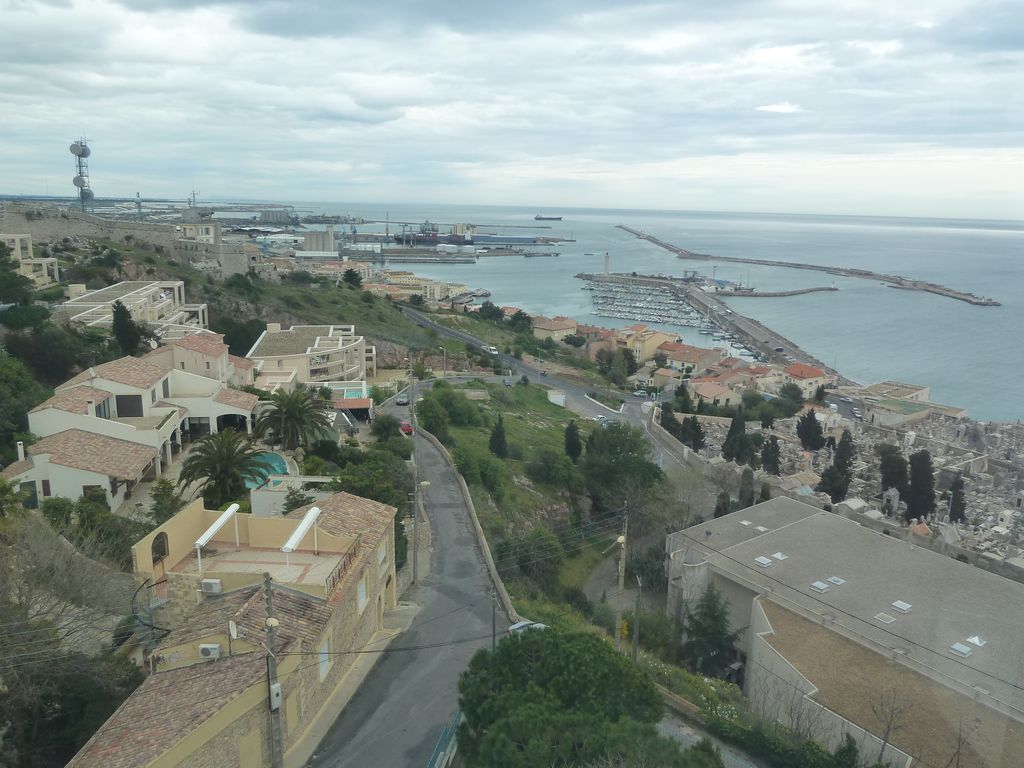 Depuis la plateforme de la lanterne du phare, vue vers l’est et les installations portuaires.