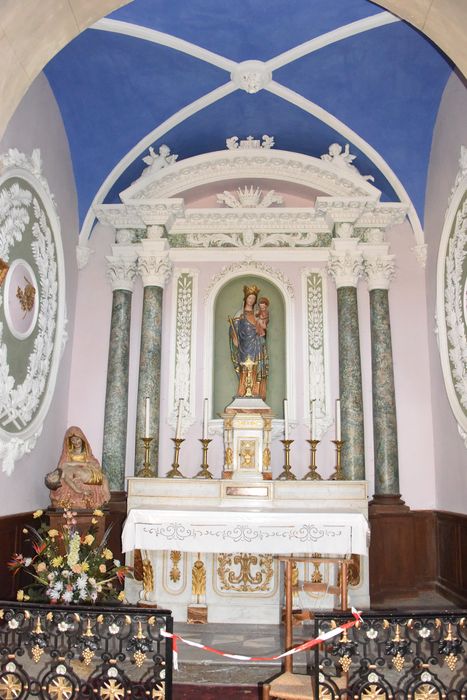 retable d'une chapelle latérale 