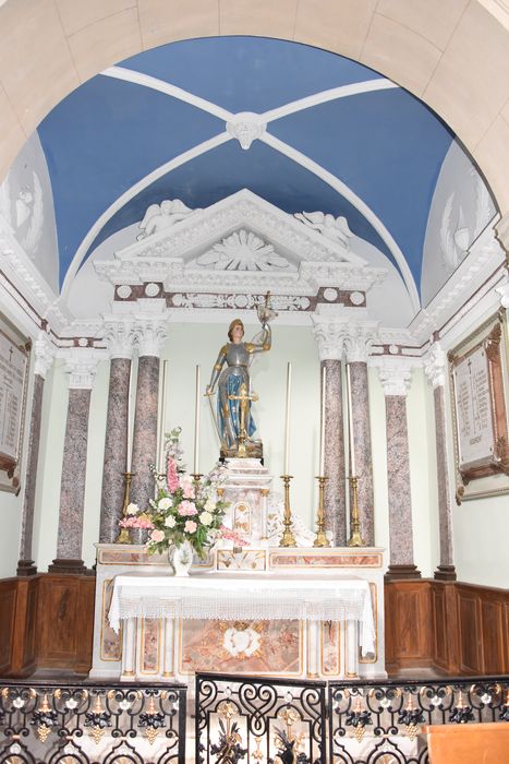 retable d'une chapelle latérale 