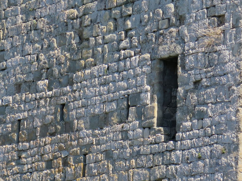 Le moulin de Canet. Pointe amont. Détail de la maçonnerie et des archères.