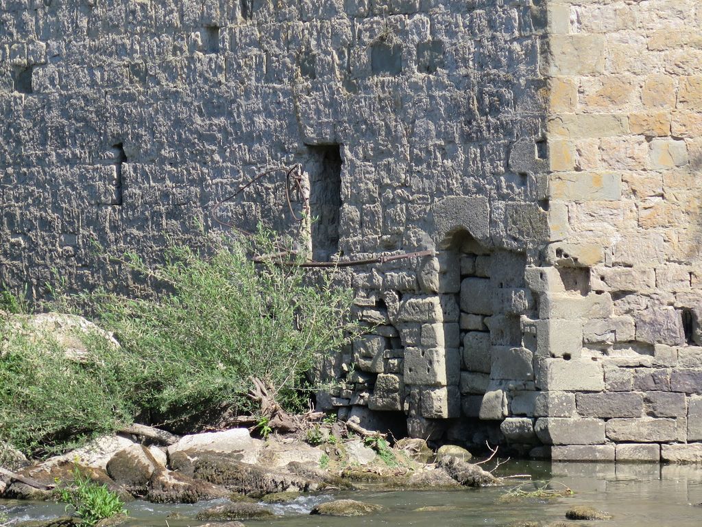 Le moulin de Canet. Pointe amont. Détail de la maçonnerie des parties basses.