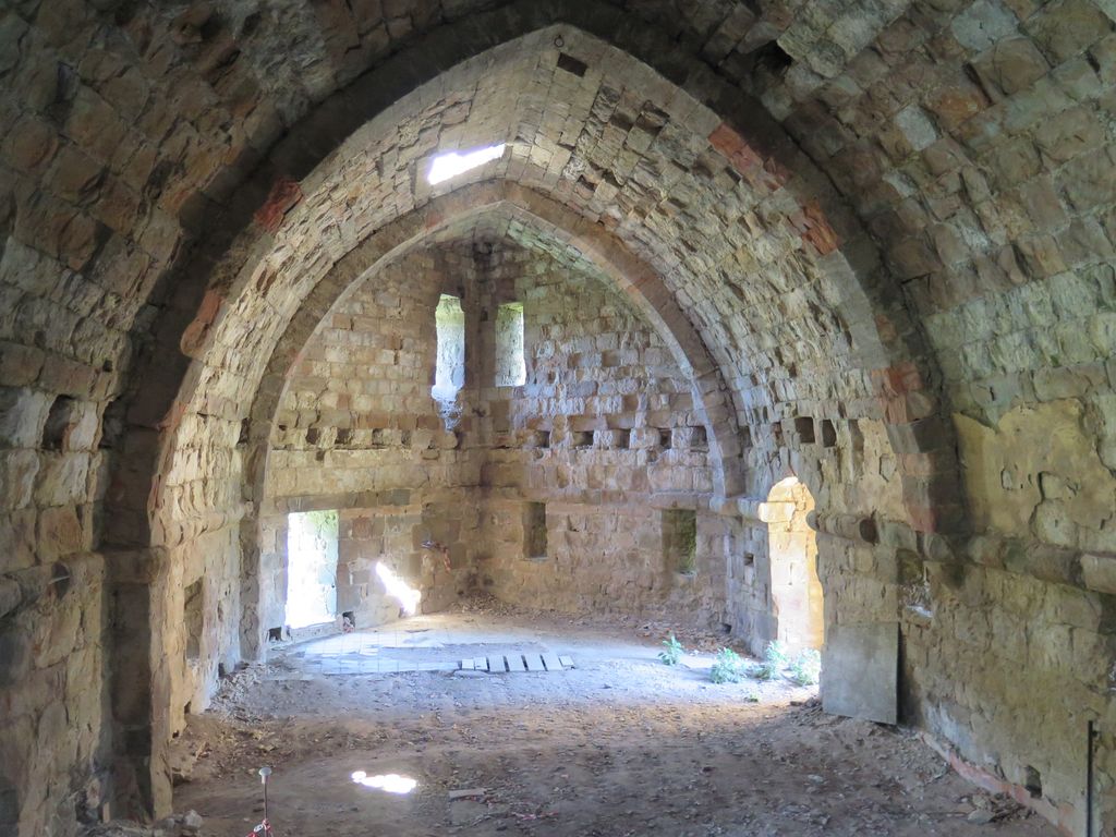 Salle voûtée en arc brisé du 1er étage.