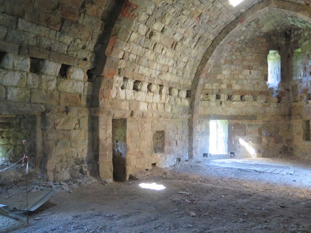 Salle voûtée en arc brisé du 1er étage.