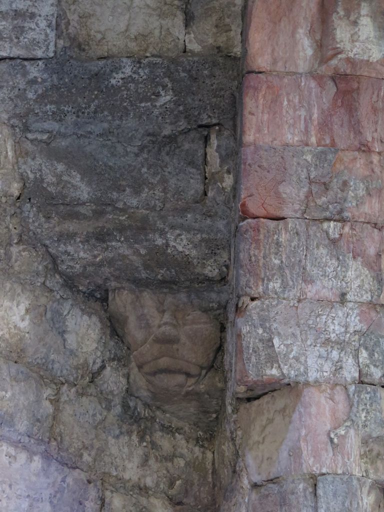 Salle voûtée en arc brisé du 1er étage. Culot sculpté d’une tête.