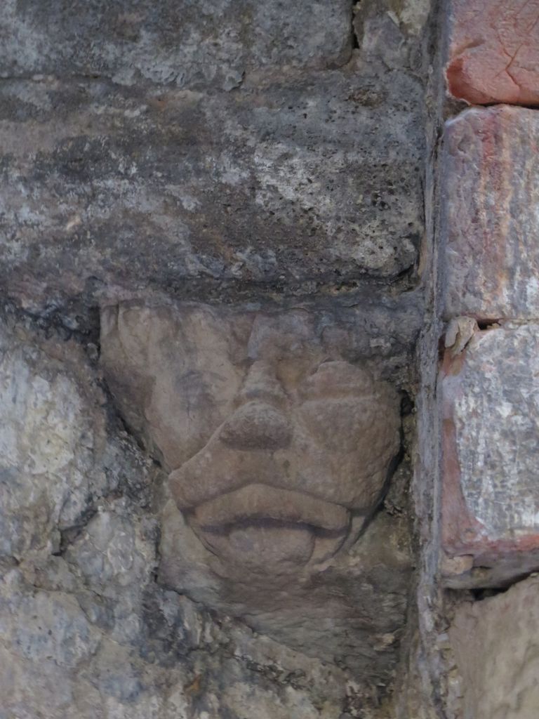 Salle voûtée en arc brisé du 1er étage. Culot sculpté d’une tête.