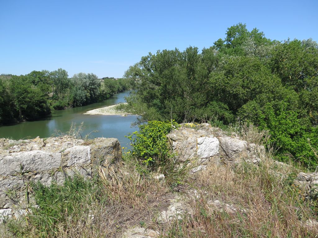 La terrasse sommitale crénelée. Vue vers l’aval.