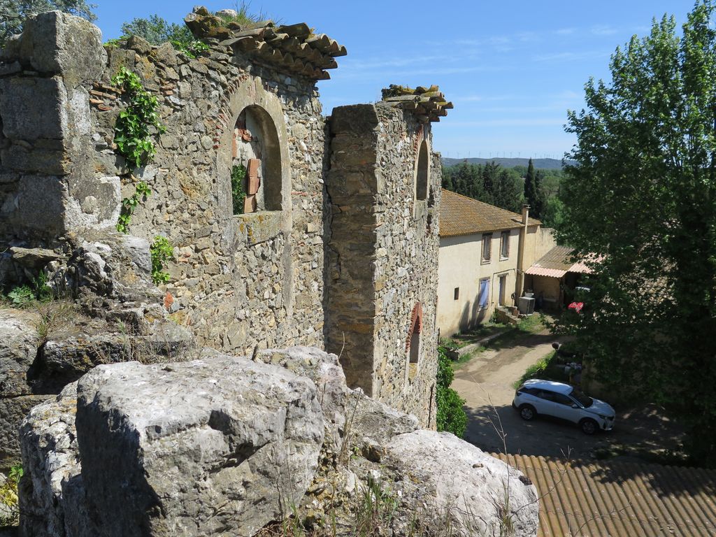 Depuis la terrasse sommitale, vue des habitations situées au sud du moulin. Au premier plan à gauche, la partie ruinée de la minoterie Boyer.