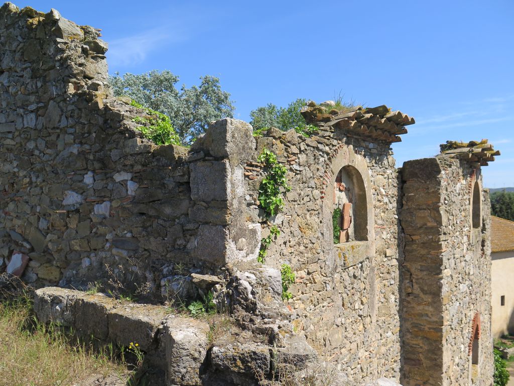 Depuis la terrasse sommitale, vue vers le sud du moulin. Au premier plan à gauche, la partie ruinée de la minoterie Boyer.