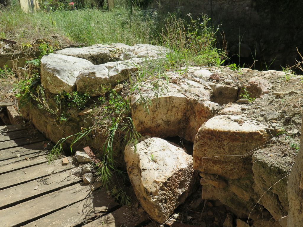 Vestiges de meules du moulin.