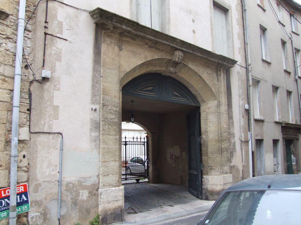 Portail d’entrée sur la rue.