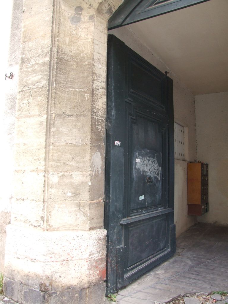 Portail d’entrée sur la rue.