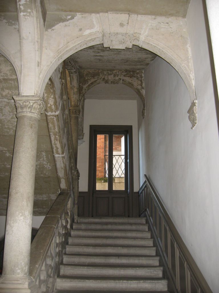 Grand escalier rampe sur rampe à balustres.