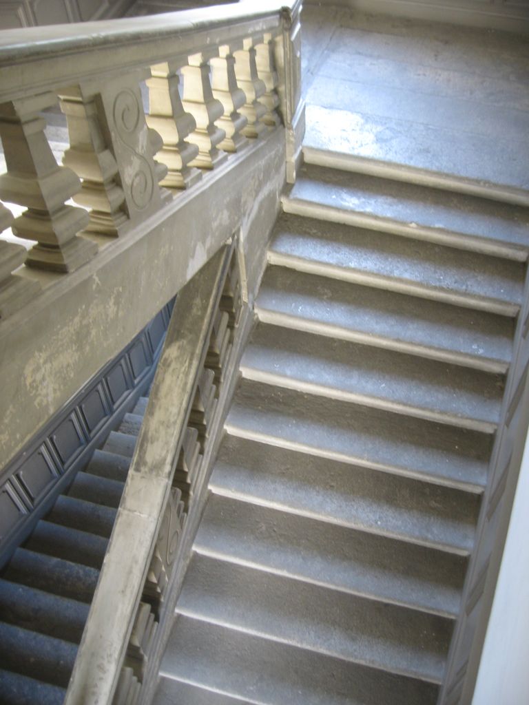 Grand escalier rampe sur rampe à balustres.