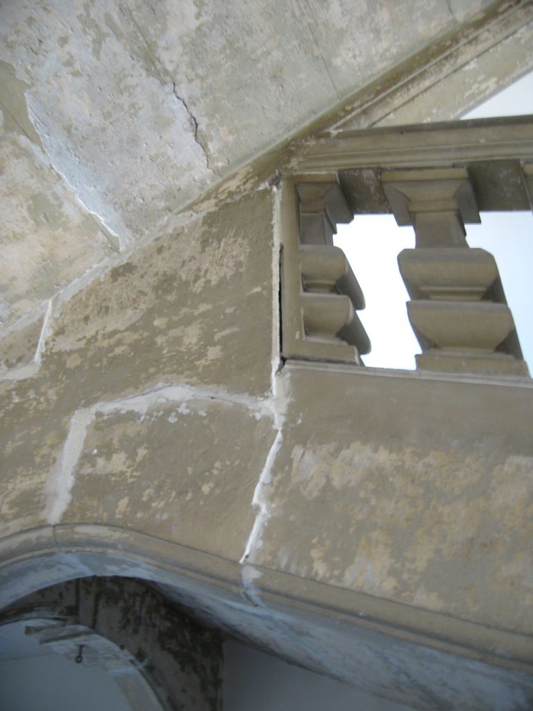 Grand escalier. Détail des désordres de la maçonnerie.