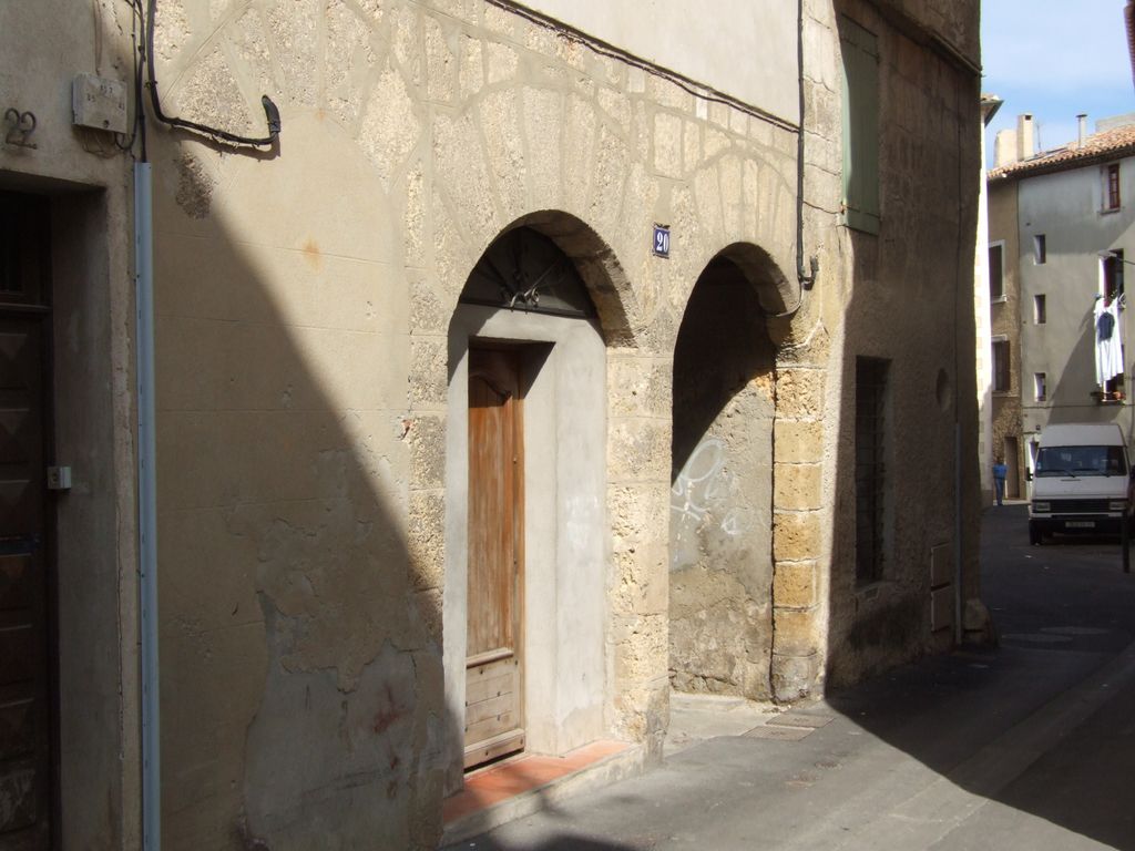 Façade sur rue. Arcs du RDC.