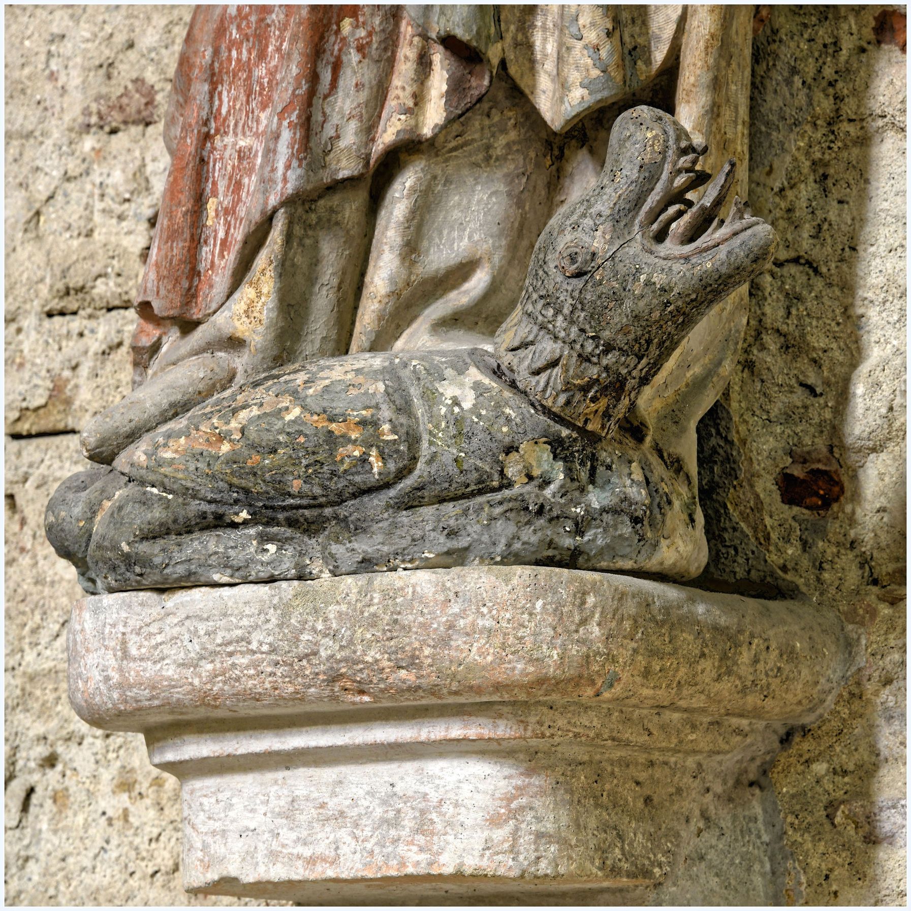 Chapelle du Saint-Sépulcre. Statue saint Michel. Dragon. Détail.