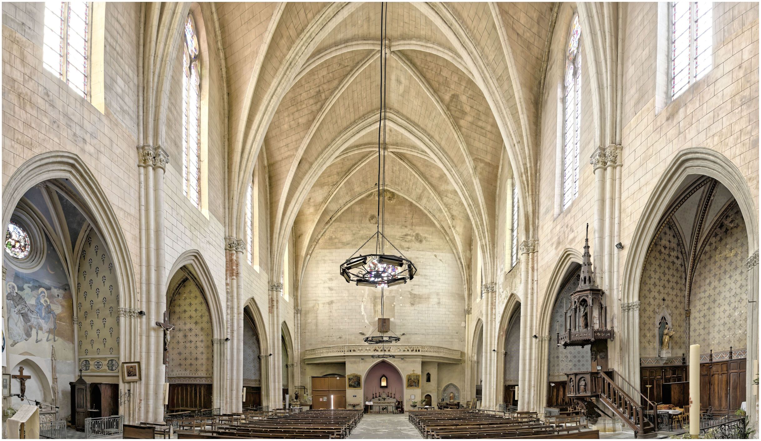 Vue d’ensemble de la nef vers la tribune.