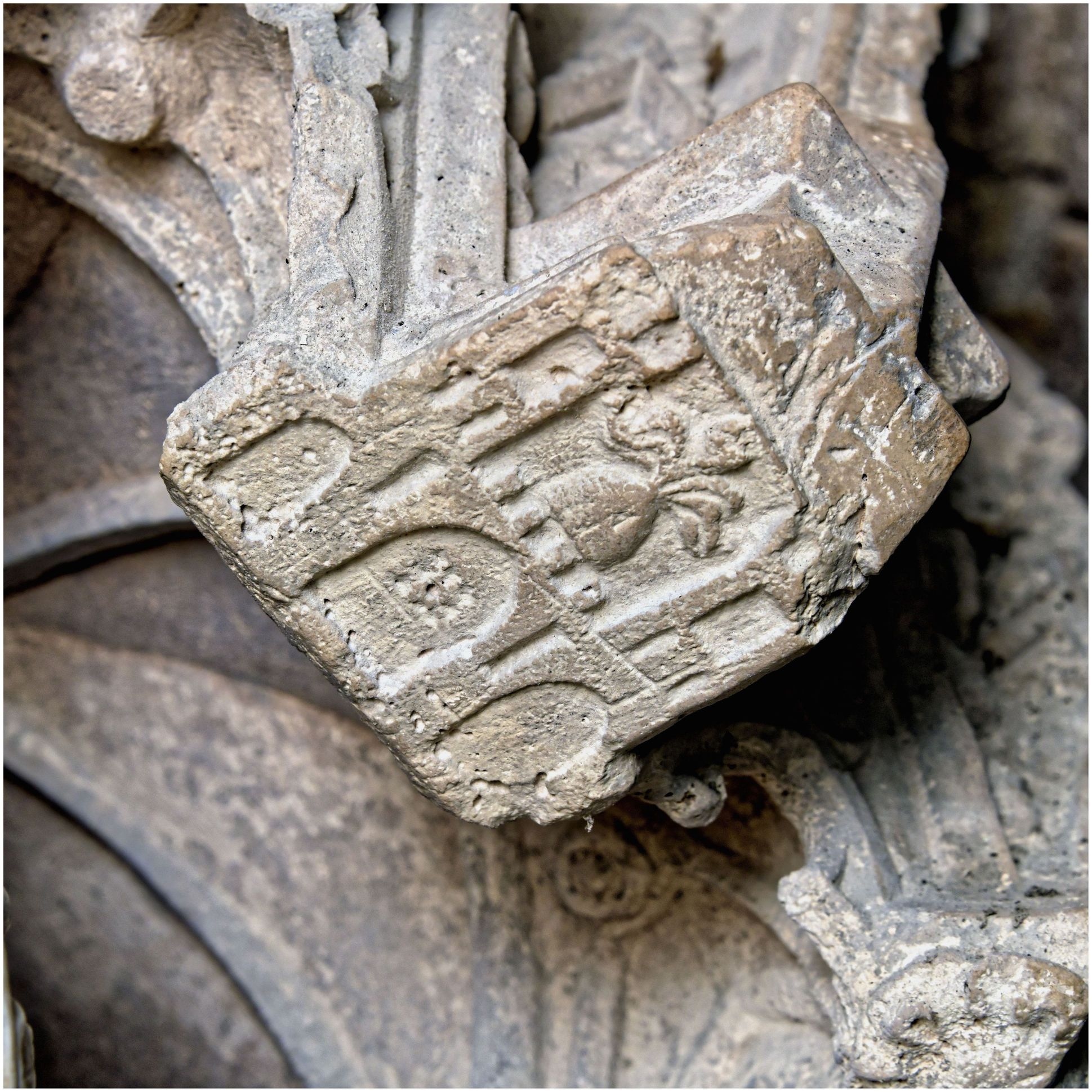 4e chapelle sud. Chapelle Saint-Joseph. Gisant de Jean de Cojordan, évêque de Mirepoix. Armoiries.