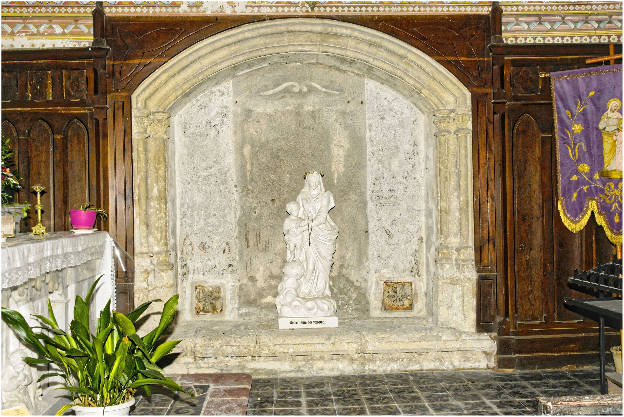 2e chapelle sud. Chapelle Saint-Jean-Baptiste. Enfeu XIVe. Au centre, trace de l’emplacement des panneaux peints des Pères de l’Église qui se trouvent aujourd’hui dans la chapelle du Sépulcre.