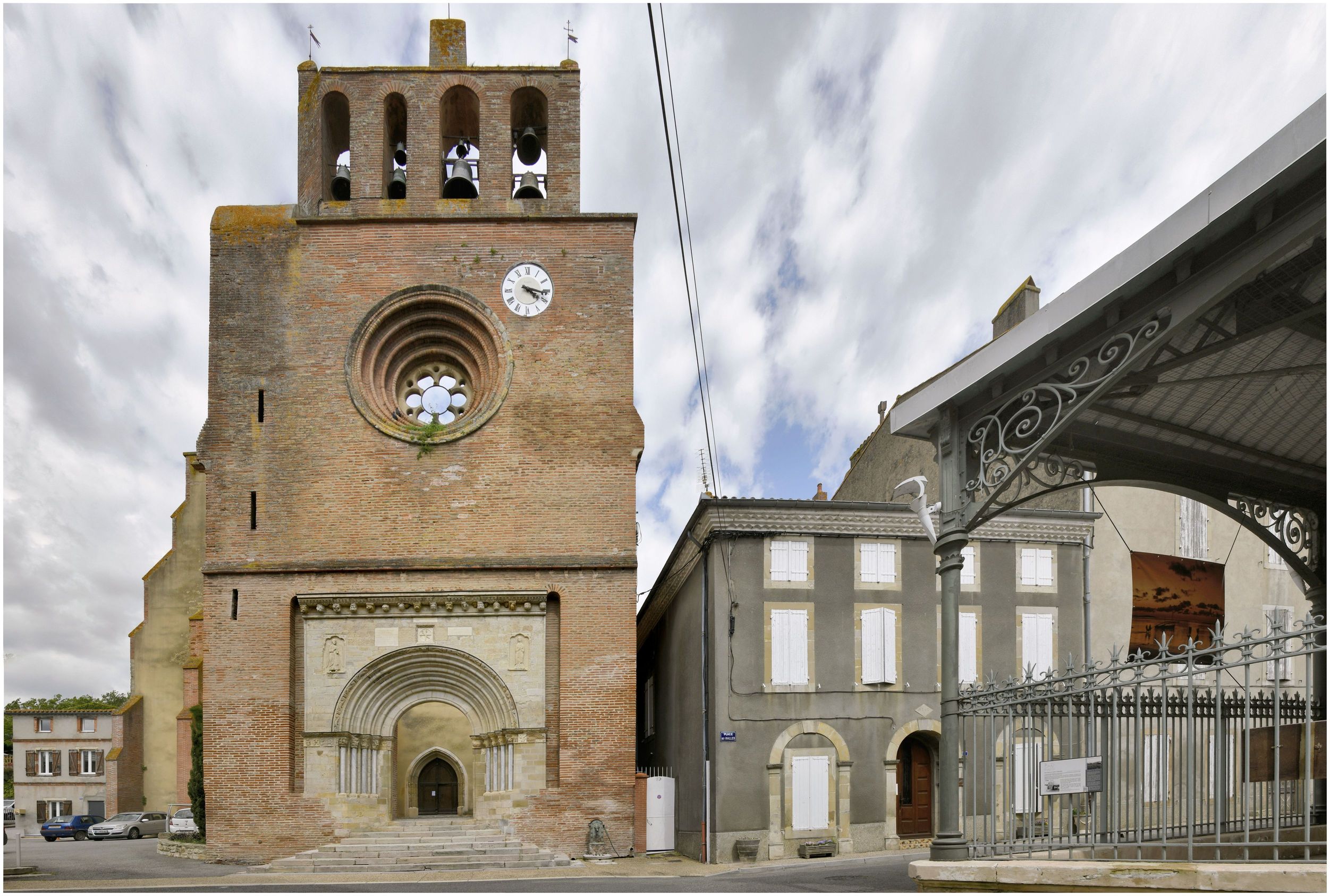 Vue d’ensemble du portail et de la façade classée.